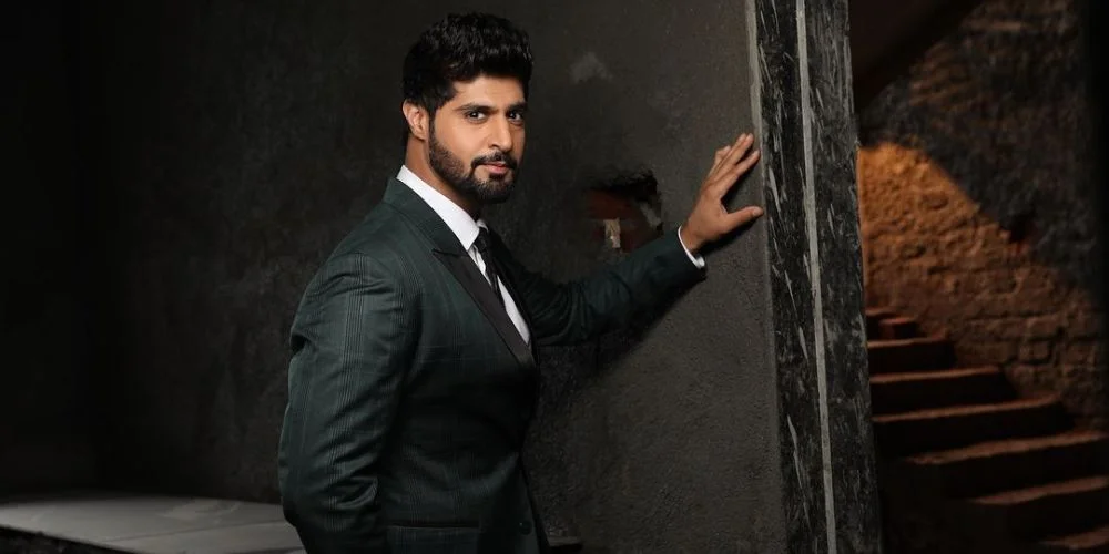 Actor Tanuj Virwani Suffers Cricket Injury