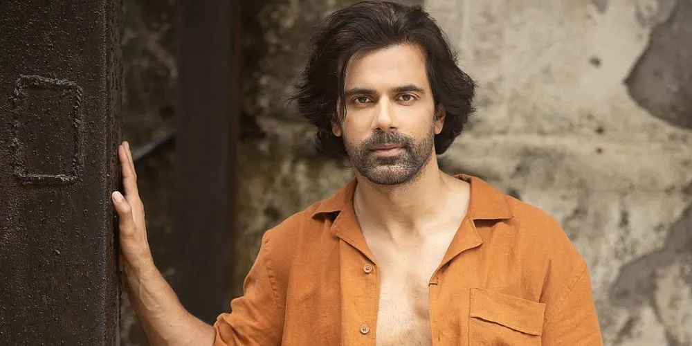 Actor Anuj Sachdeva Viciously Attacked by Resident